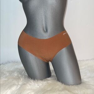 Victoria’s Secret Pink No Show Seamless Cheekster Panty Underwear. NWT